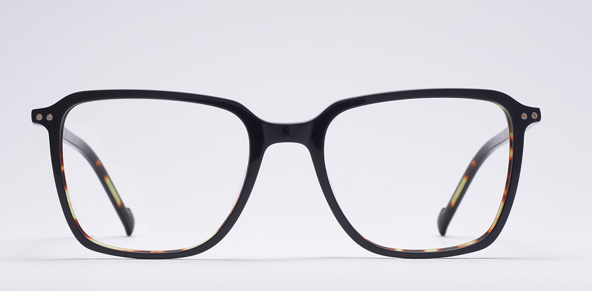 Zu sehen ist eine schwarze eckige Kunststoffbrille.